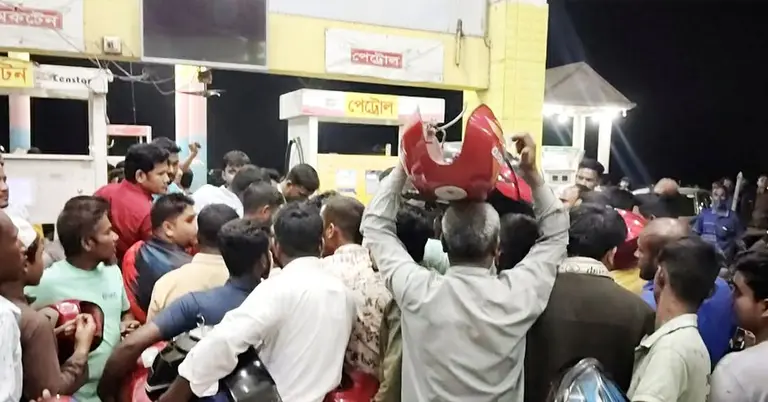 পাম্পে ক্রেতাদের ভিড়